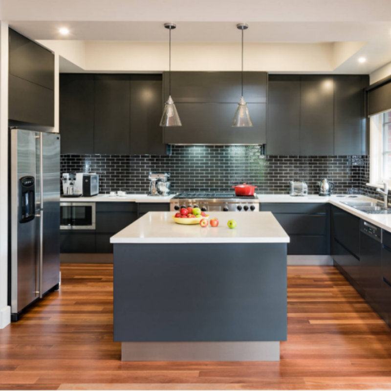 Κουζίνα με μαύρο και αποχρώσεις του μελανιού.