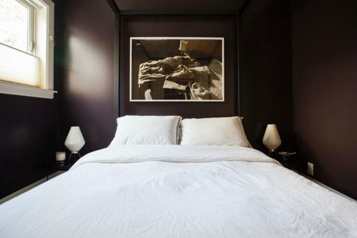 Ιριδίζων μωβ που φαίνεται καφέ.