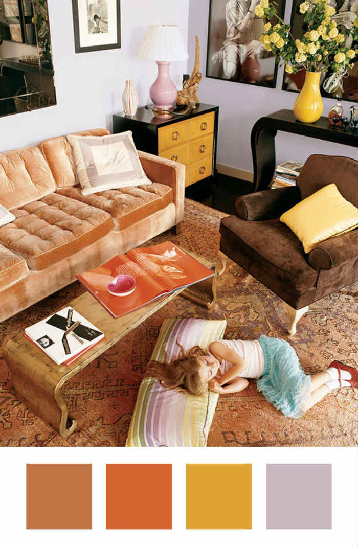 Πορτοκαλί καναπές με καφέ.