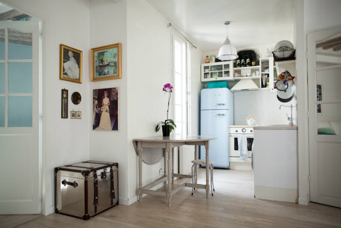 Μικρό διαμέρισμα στο Παρίσι με τραπέζι με πτυσσόμενα φύλλα.