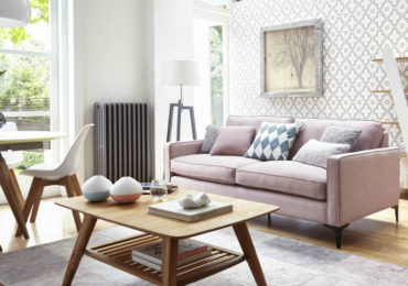 Ροζ καναπές στο σαλόνι.