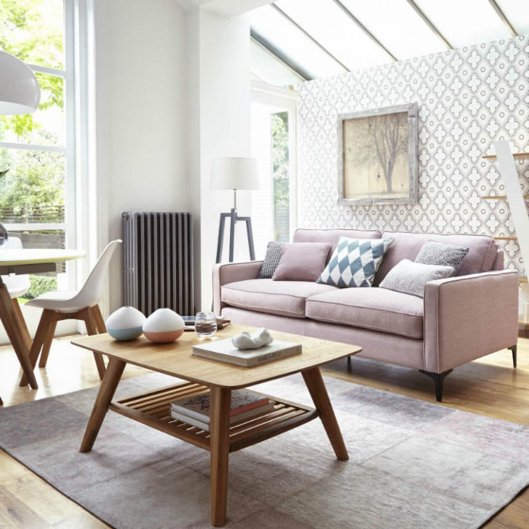 Ροζ καναπές στο σαλόνι.