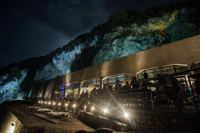 Μια ανάσα από την Κατερίνη έχεις αυτό το πανέμορφο καφέ beach bar.