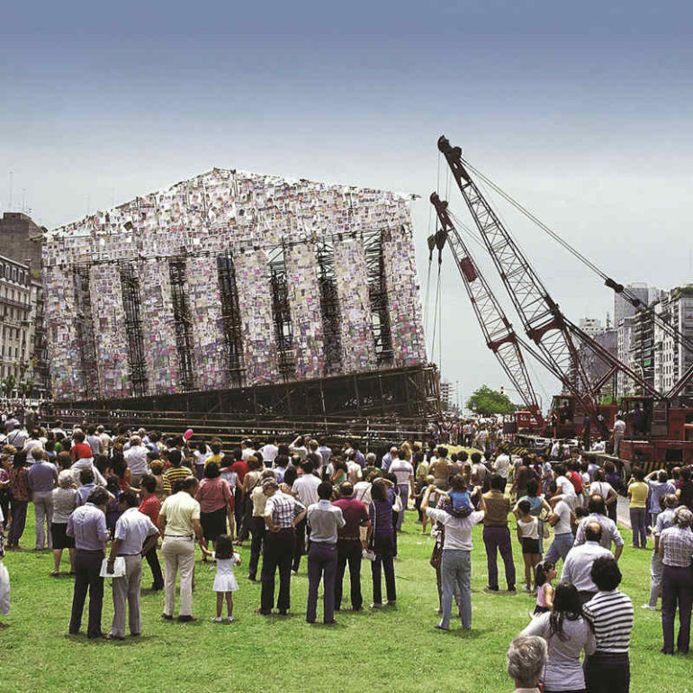 Φυσικά χρειάστηκαν και γερανοί για να γίνει η εγκατάσταση πράξη.