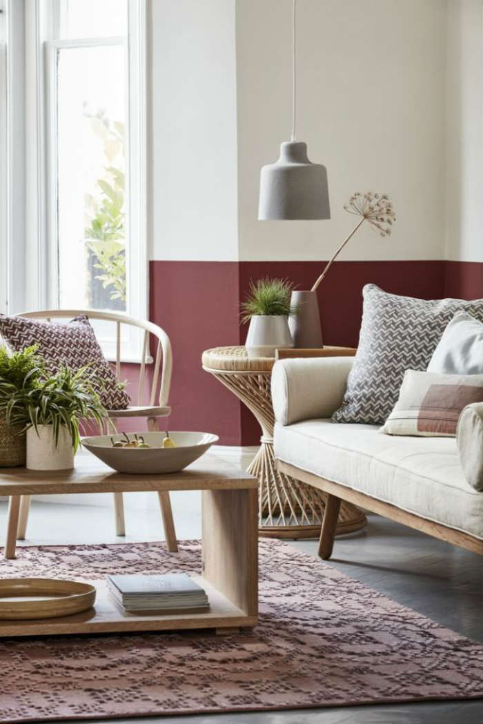 Κόκκινο με γήινες αποχρώσεις.