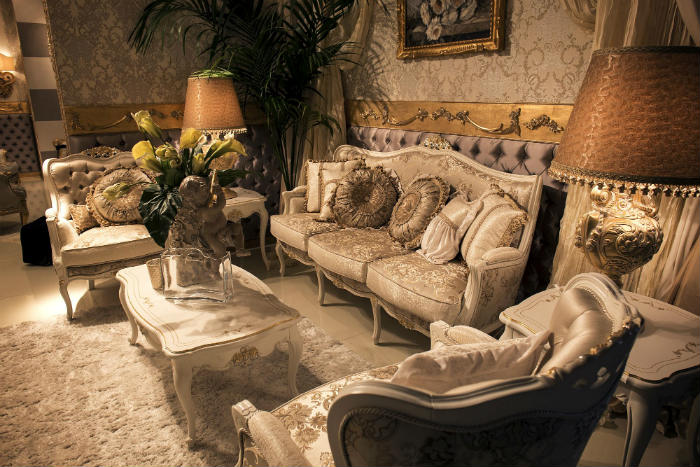 Σκαλιστά επιτραπέζια πορτατίφ με καπέλο από δέρμα.