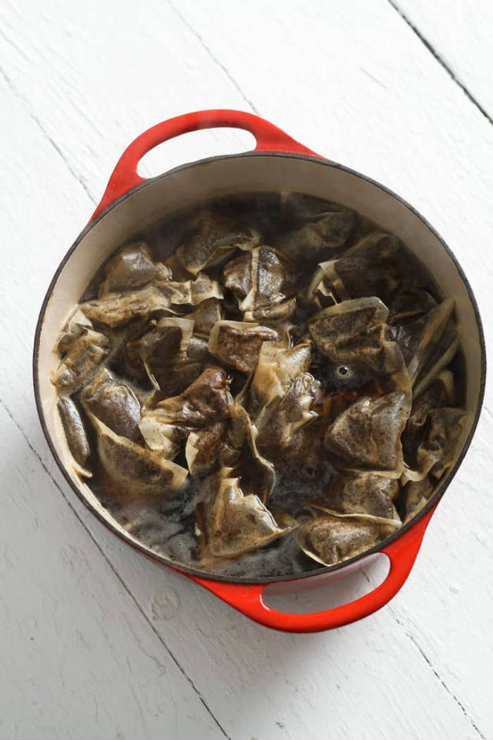 Κρατήστε το ύφασμα βυθισμένο.