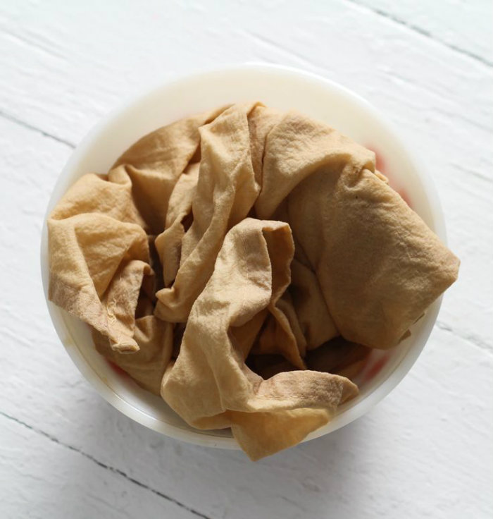 Βάψιμο υφάσματος με καφέ ή τσάι.