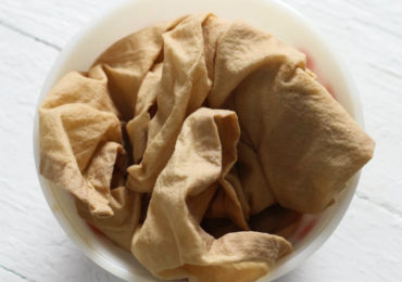 Βάψιμο υφάσματος με καφέ ή τσάι.