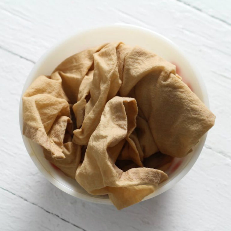 Βάψιμο υφάσματος με καφέ ή τσάι.