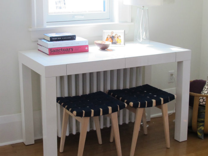 Ένα τραπέζι που λειτουργεί και ως γραφειάκι, μπορεί να κρύψει την ασχήμια του καλοριφέρ.