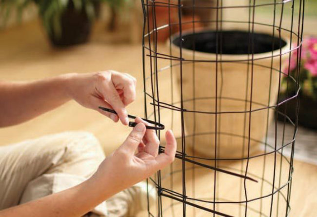 Δένοντας τον κύλινδρο με δεματικά.