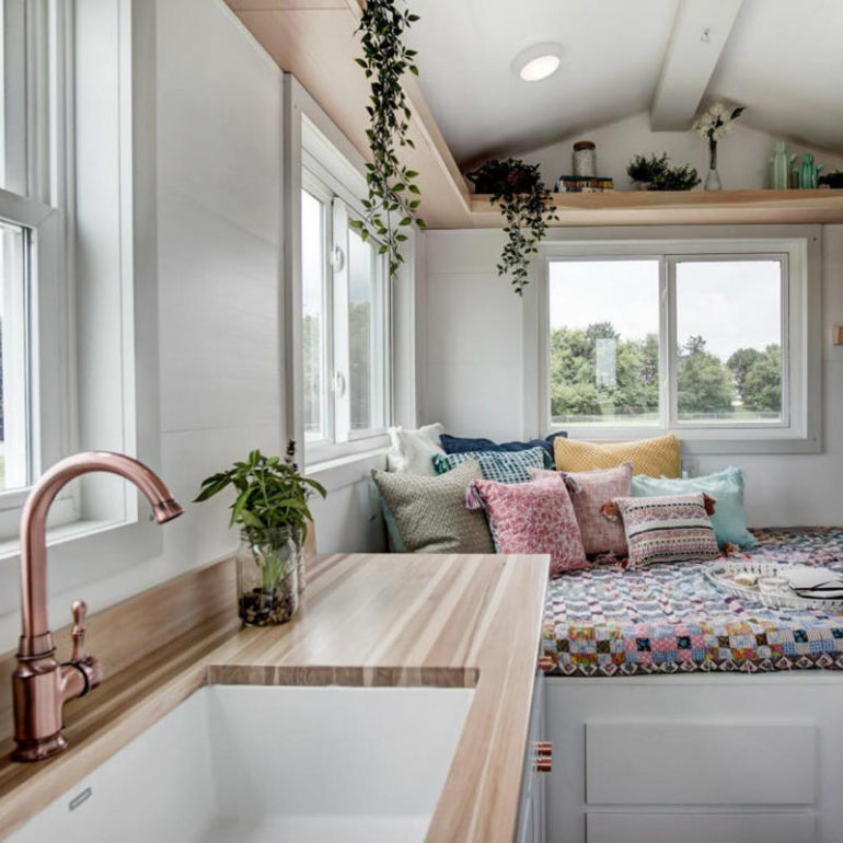 Ωραία προσθήκη η χάλκινη μπαταρία και η παρουσία του ξύλου στον χώρο.