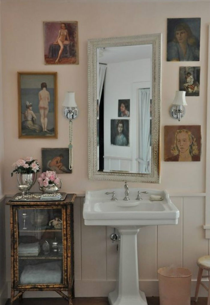 Τέχνη σε vintage μπάνιο.