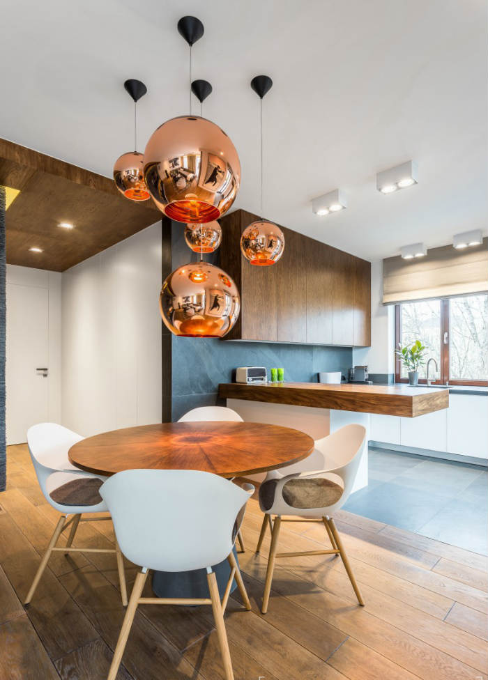 Ζεστή κουζίνα και τραπεζαρία.