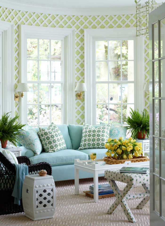 Λευκό καφασωτό μπροστά από πράσινο τοίχο.