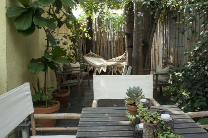 Καλαμωτή σε κήπο.