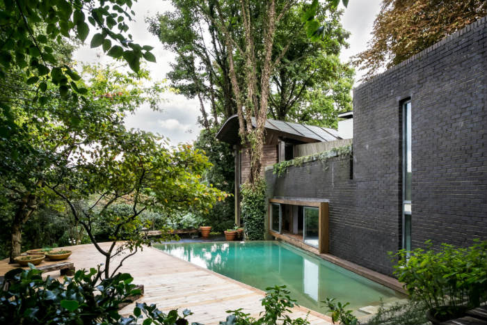 Αυτή είναι η όψη της τριγωνικής πισίνας από την πλευρά του κήπου.