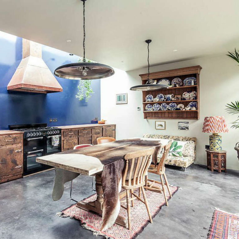 Εκλεκτική κουζίνα με rustic και βιομηχανικά χαρακτηριστικά.