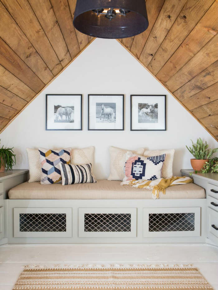 Γραφείο σε σοφίτα με χτιστό πάγκο.