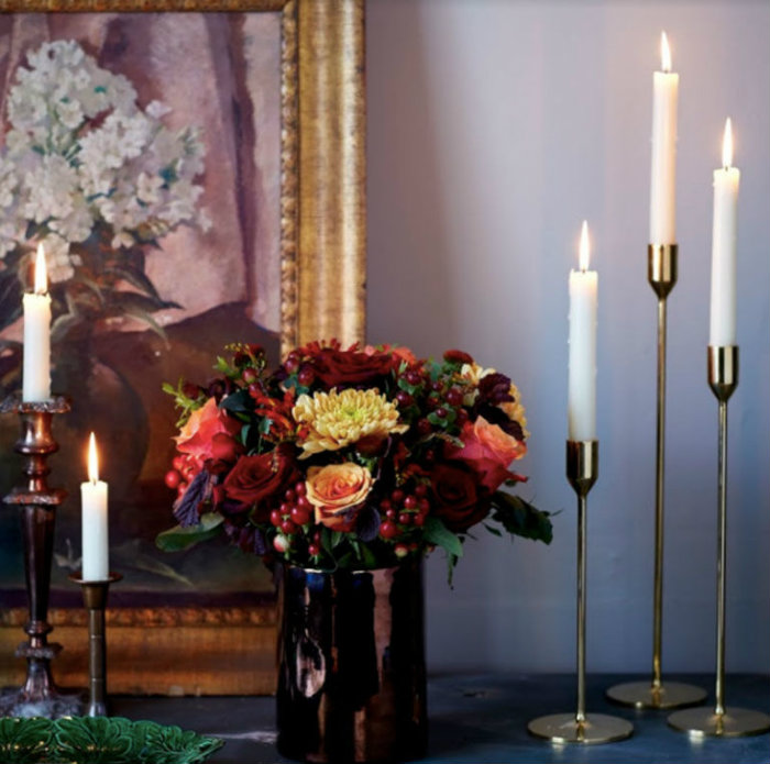 Διάταξη λουλουδιών με κεριά.