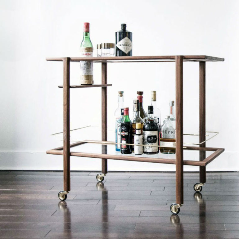 Ένα bar cart είναι από τους πιο όμορφους τρόπους παρουσίασης.