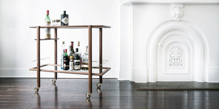 Ένα bar cart είναι από τους πιο όμορφους τρόπους παρουσίασης.