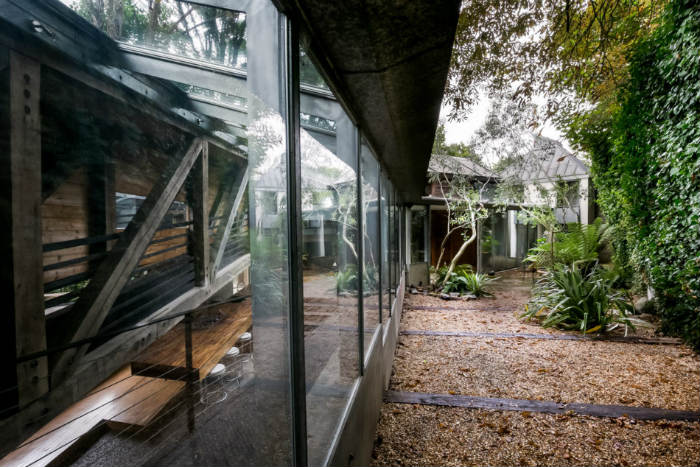 Η αυλή σχεδιάστηκε στην λογική των Woodlands, δηλαδή του παρθένου δάσους.