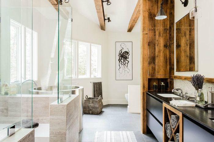 Έντονη παρουσία υλικών και φυσικά το έπιπλο από επισκευασμένο ξύλο.