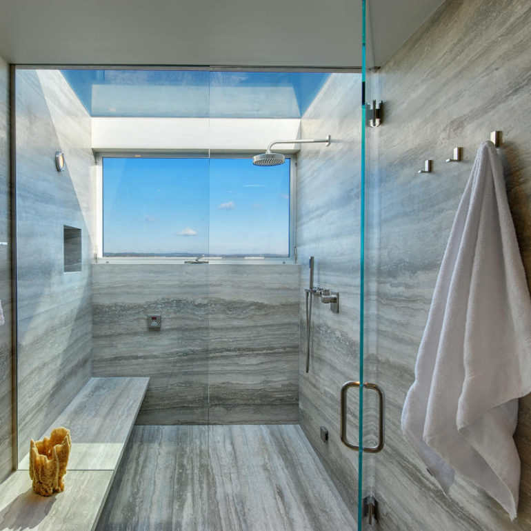 Παρουσία ξύλου και έντονου φυσικού φωτός από τον φεγγίτη. Σαν να κάνει ντους σε ντουζιέρα εξωτερικού χώρου!