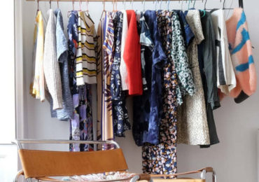 Μπάρα ρούχων τοίχου.