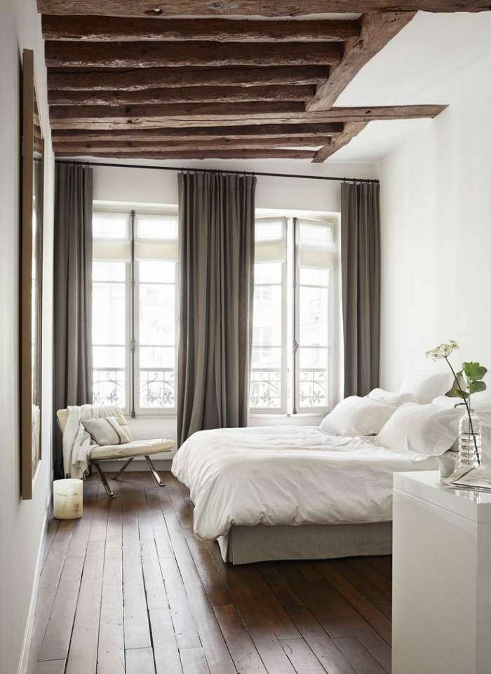 Κρεβατοκάμαρα με ουδέτερη χρωματική παλέτα.