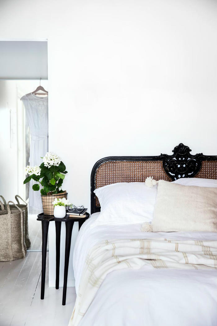 Η κρεβατοκάμαρα και πίσω η γκαρνταρόμπα.