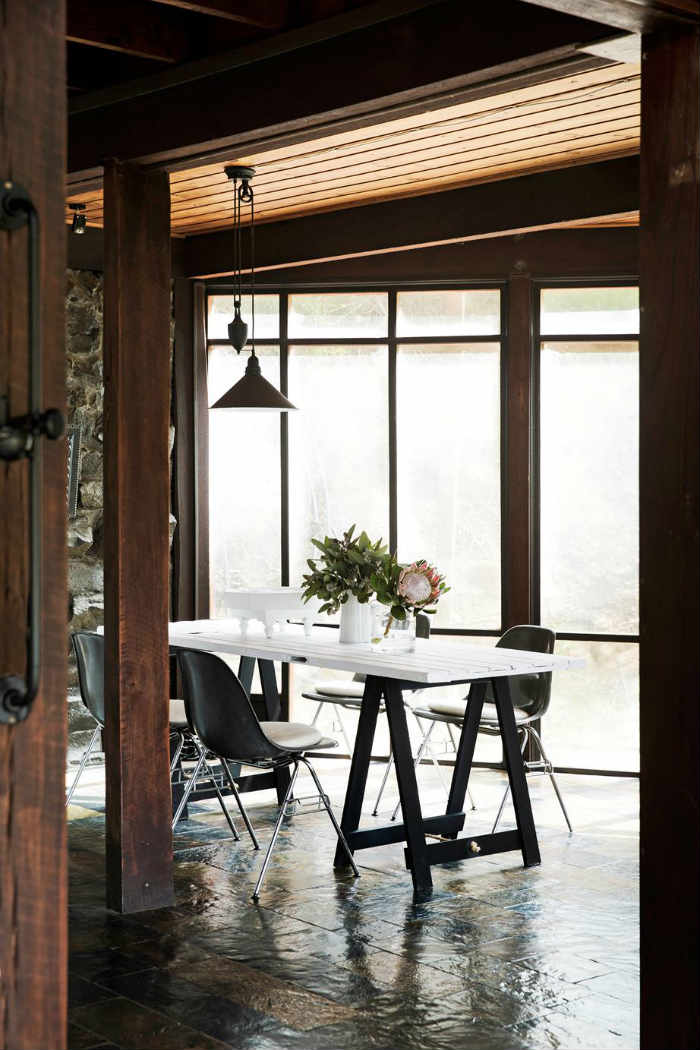 Η ασπρόμαυρη τραπεζαρία εντυπωσιάζει.