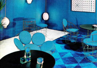 Ένα σχεδόν ολικό τυρκουάζ και navy blue δωμάτιο σε ένα βαθμό καλύπτει το εξαιρετικό design.