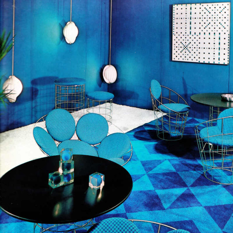 Ένα σχεδόν ολικό τυρκουάζ και navy blue δωμάτιο σε ένα βαθμό καλύπτει το εξαιρετικό design.