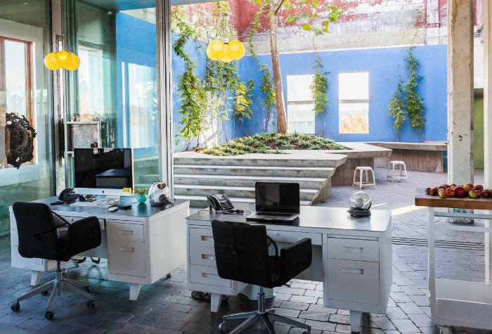 Η εταιρεία γλυπτών φωτιστικών διαμόρφωσε έτσι τα γραφεία της ώστε να έχει τέλεια φυσικό και τεχνητό φωτισμό. Φυσιολογικό δεν ακούγεται;