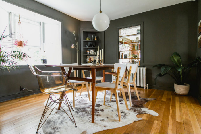 Ανθρακί σαλόνι με φυσικό ξύλο και λευκό.