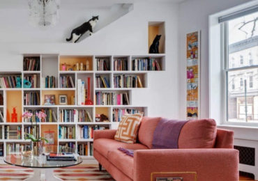 Το σπίτι είναι γεμάτο βιβλιοθήκες και πλατφόρμες.