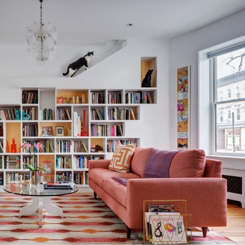 Το σπίτι είναι γεμάτο βιβλιοθήκες και πλατφόρμες.