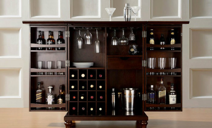 Κλασσικό έπιπλο μπαρ την εποχής πριν το Β Παγκόσμιο Πόλεμο.