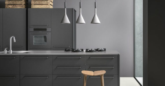 Γκρι βιομηχανική κουζίνα με μέταλλο. Τα κρεμαστά φωτιστικά είναι εκπληκτικά.