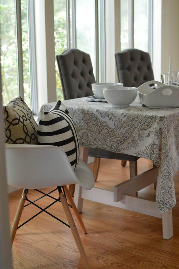 Η τραπεζαρία του χώρου, μοντέρνα με καθαρές γραμμές.