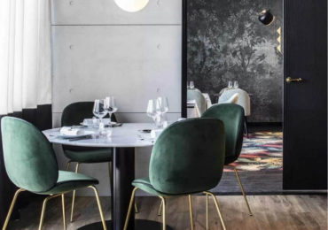 Σμαραγδί βελούδινες καρέκλες που εντυπωσιάζουν!