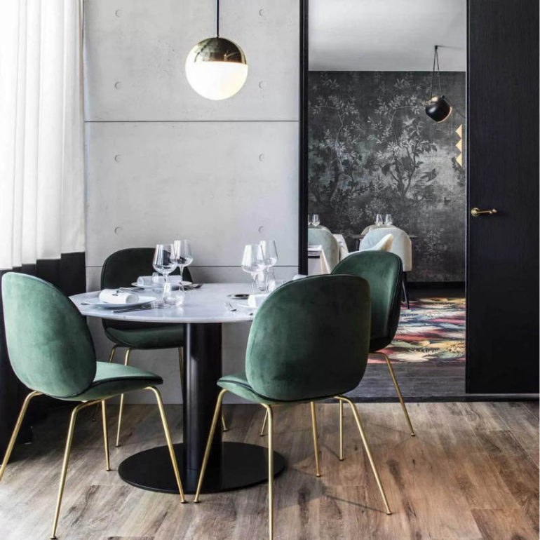 Σμαραγδί βελούδινες καρέκλες που εντυπωσιάζουν!