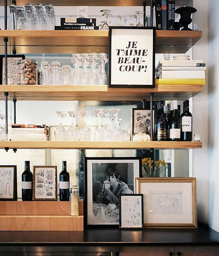 Ράφια με κρυφή βάση στήριξης που έχουν μετατραπεί σε bar.