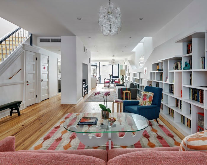 Μια βιβλιοθήκη πλήρους μεγέθους.