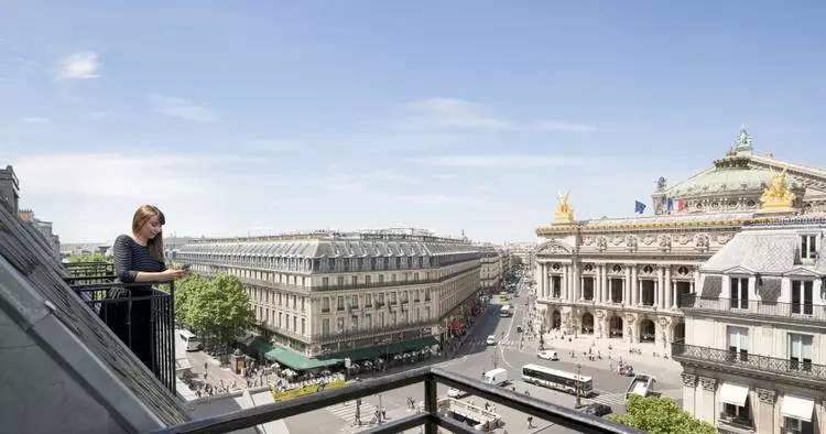 γραφειο με θεα