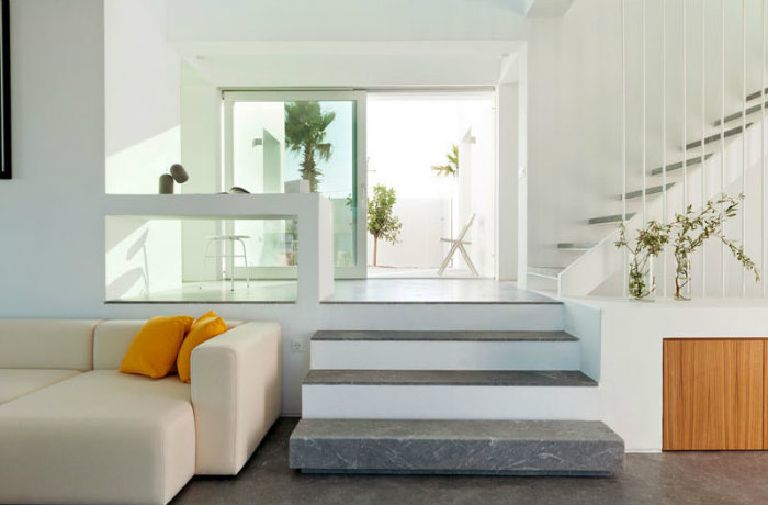 Τα σκαλιά και το πάτωμα, έχουν επενδυθεί από μάρμαρο Γορτυνίας.