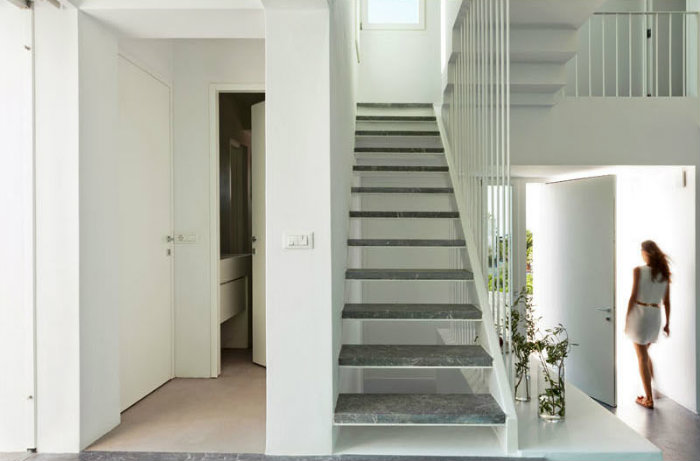 Σκαλιά από γκρι ελληνικό μάρμαρο.